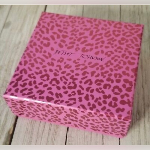 Betsey Johnson 🆕‘’Dark Shadows" Pave Sugar Skull Crystal Drop Earrings. - Picture 5 of 6